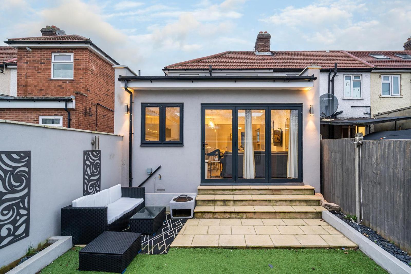 Large 4 Bedroom House With Parking Available Londen Buitenkant foto