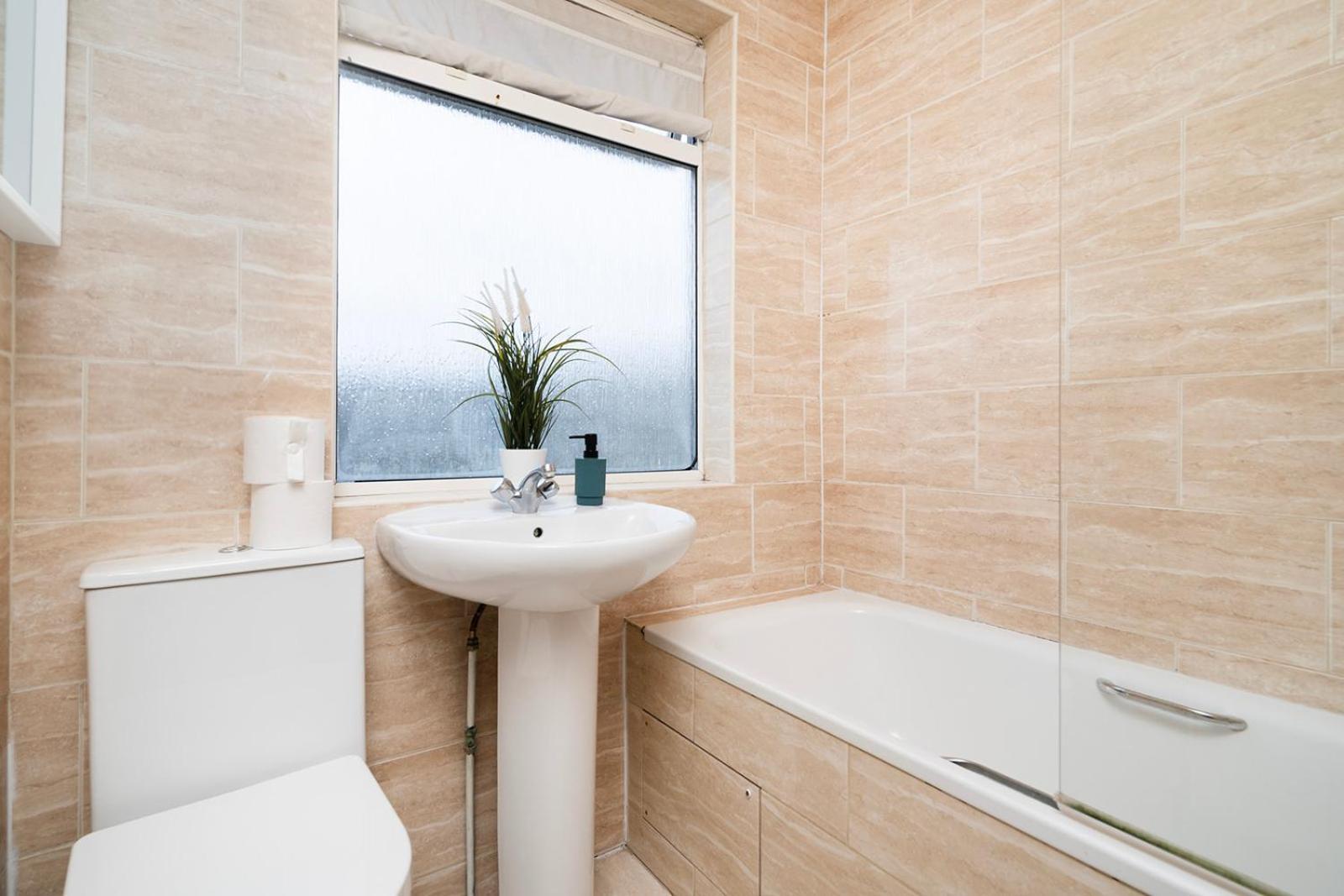 Large 4 Bedroom House With Parking Available Londen Buitenkant foto