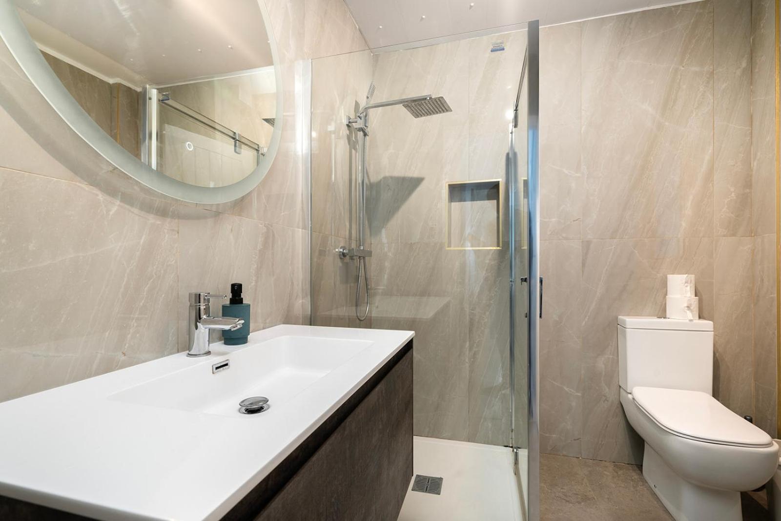 Large 4 Bedroom House With Parking Available Londen Buitenkant foto
