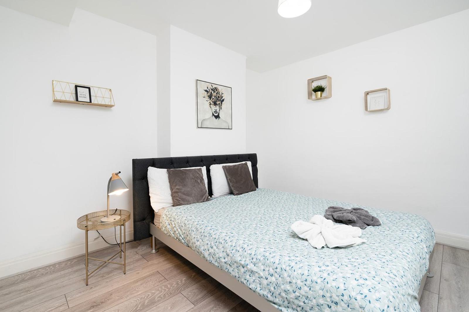 Large 4 Bedroom House With Parking Available Londen Buitenkant foto