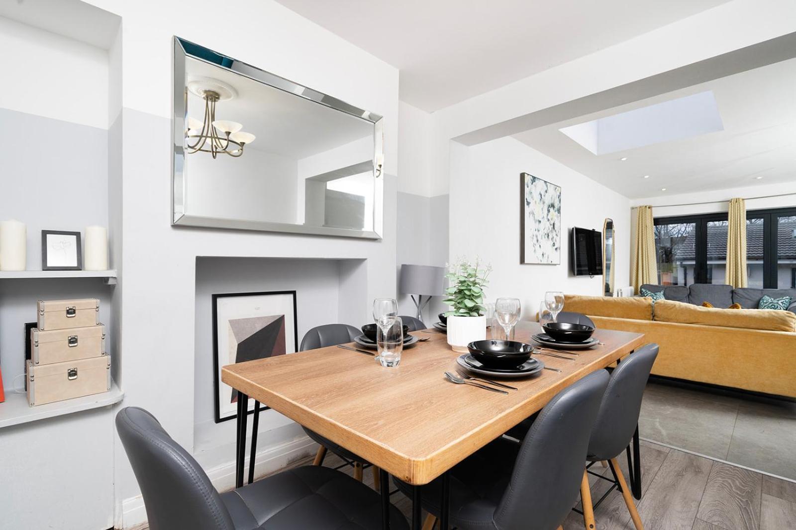 Large 4 Bedroom House With Parking Available Londen Buitenkant foto