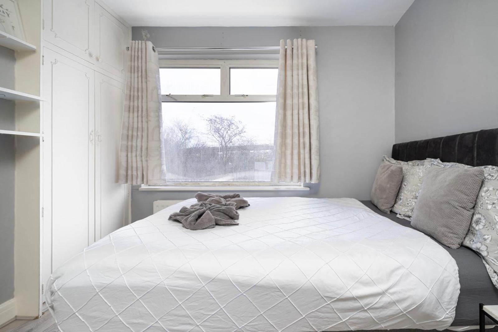 Large 4 Bedroom House With Parking Available Londen Buitenkant foto