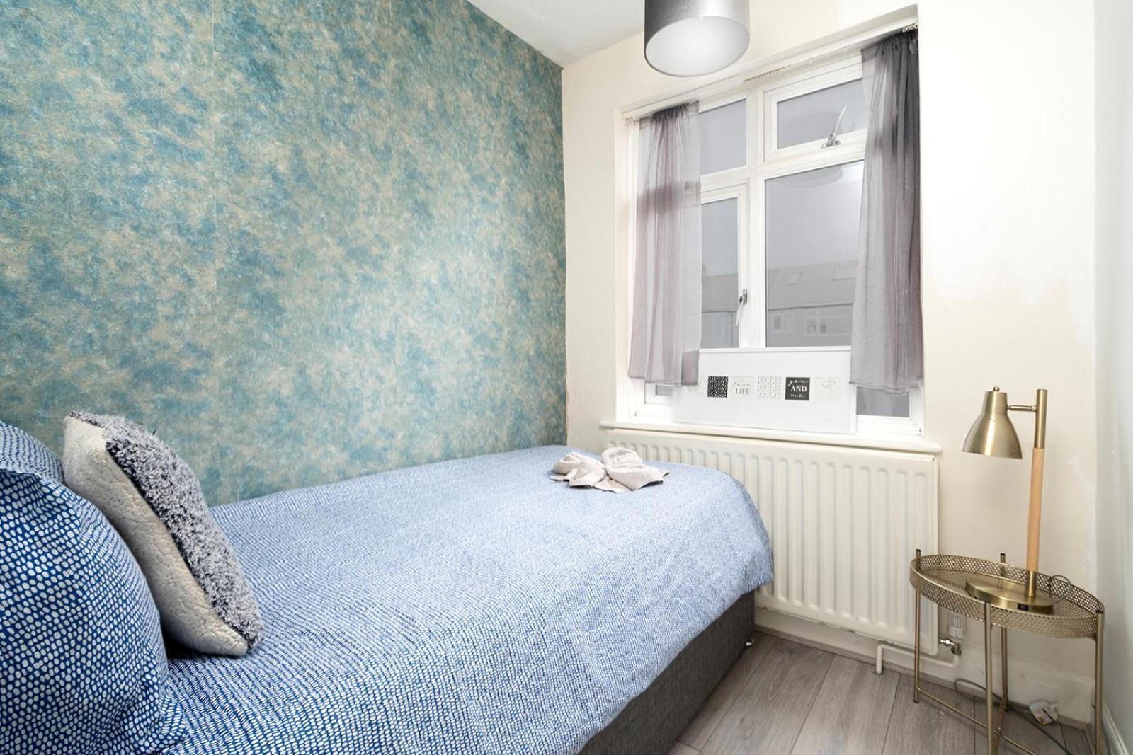 Large 4 Bedroom House With Parking Available Londen Buitenkant foto